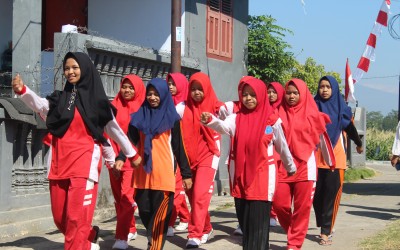 Siswa MTs dan SMK Al Falah mulai latihan baris berbaris.