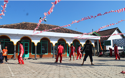 Welcome Agustus , siswa SMK dan MTs Al Falah mengadakan lomba - lomba dalam rangka HUT RI ke - 74