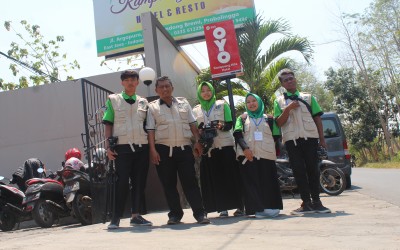 Siswa SMK Al Falah ikut membantu dalam pengambilan dokumentasi Tim PKK Kec. Dringu