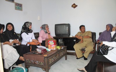 Segenap dewan guru Mts dan SMK bersilahturahmi ke rumah Ibu Mamik sekaligus menjenguk anak nya yang sakit.